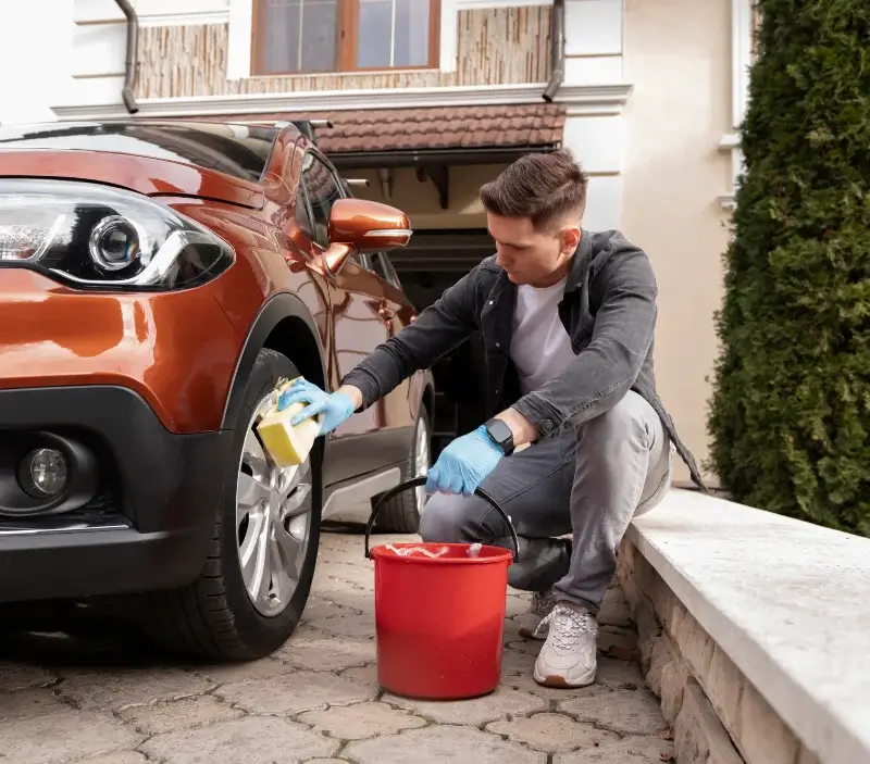 Lavage auto à domicile Porta : professionnel intervenant sur un véhicule
